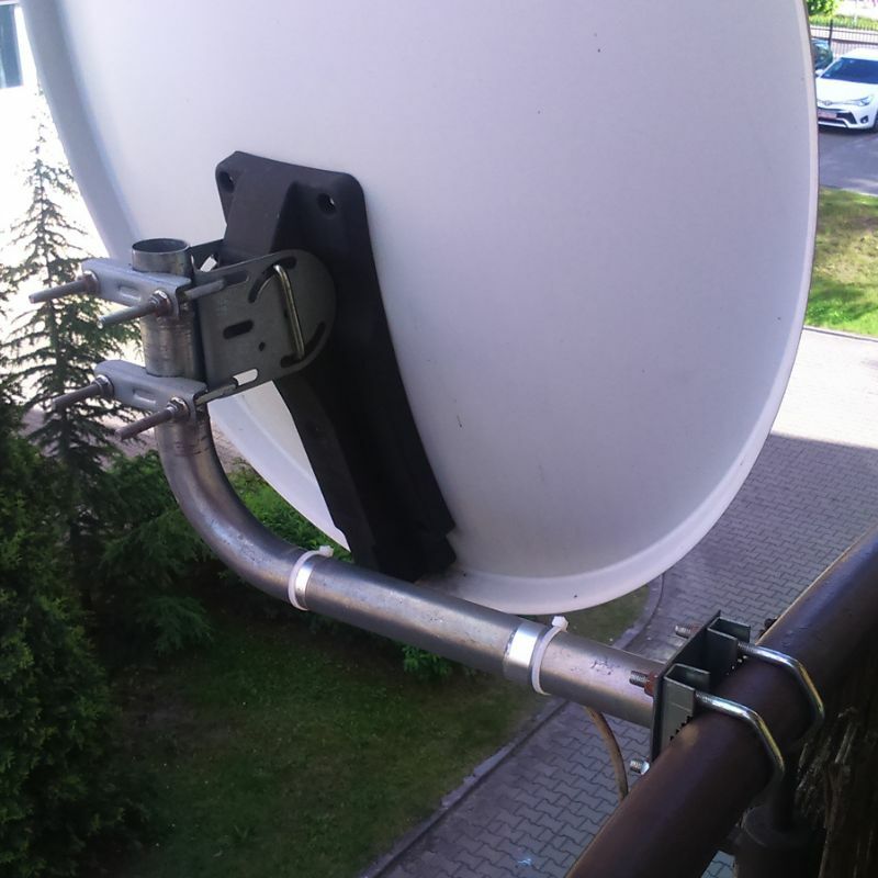 Montaż anteny satelitarnej do barierki balkonowej