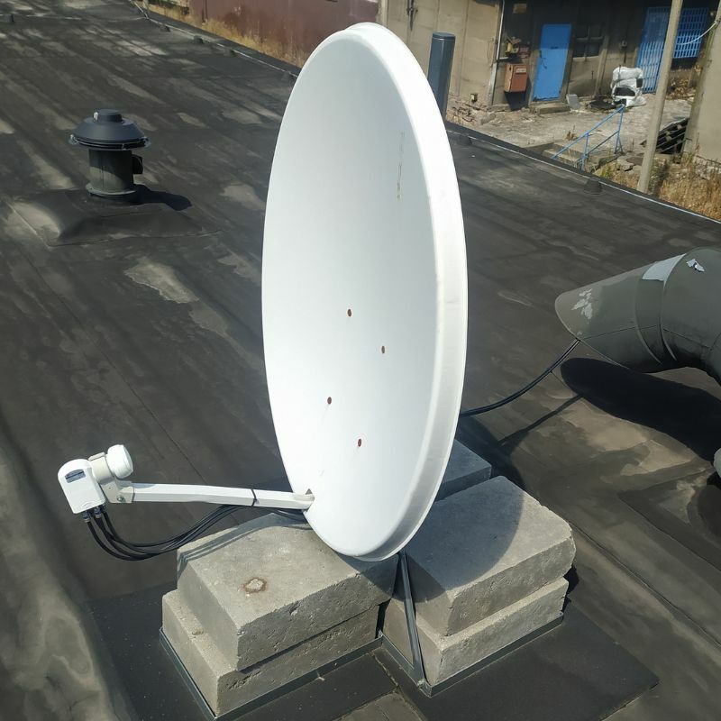 Montaż anteny satelitarnej na maszcie balastowym